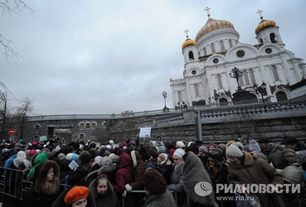 Многотысячная очередь к Поясу Богородицы в Москве