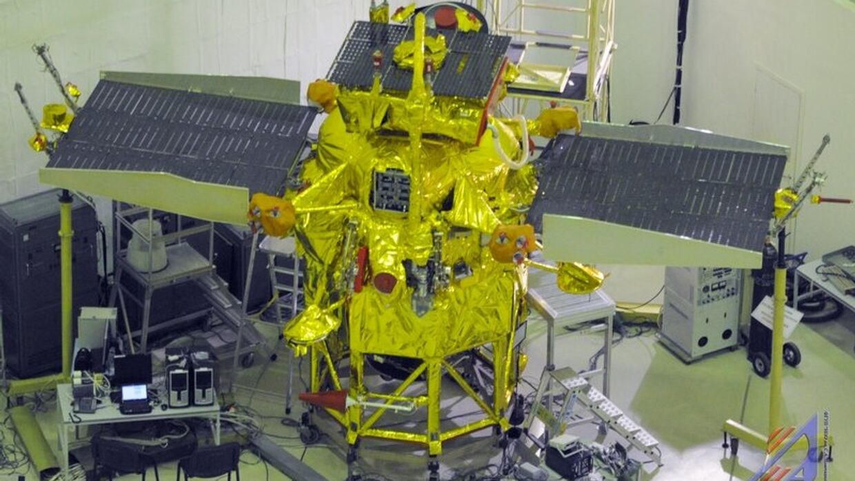 Межпланетная станция Фобос-Грунт перед отправкой на космодром