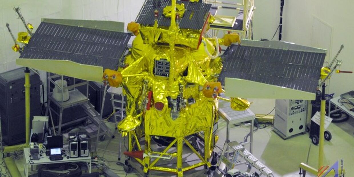 Межпланетная станция Фобос-Грунт перед отправкой на космодром Межпланетная станция Фобос-Грунт перед отправкой на космодром