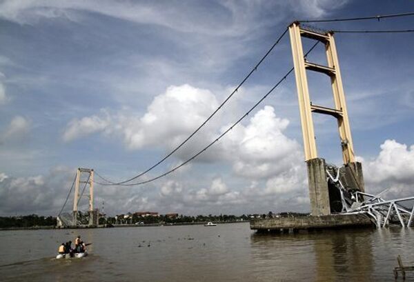 Масштабное обрушение моста, соединяющего два индонезийских города