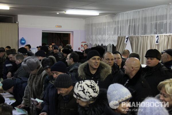 Шахтеры, первые проголосовавшие в г.Новокузнецке (Кемеровская область)