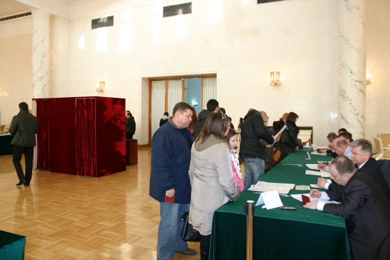 Голосование на выборах в Госдуму ФС РФ на избирательном участке в посольстве РФ В КНР (Пекин)