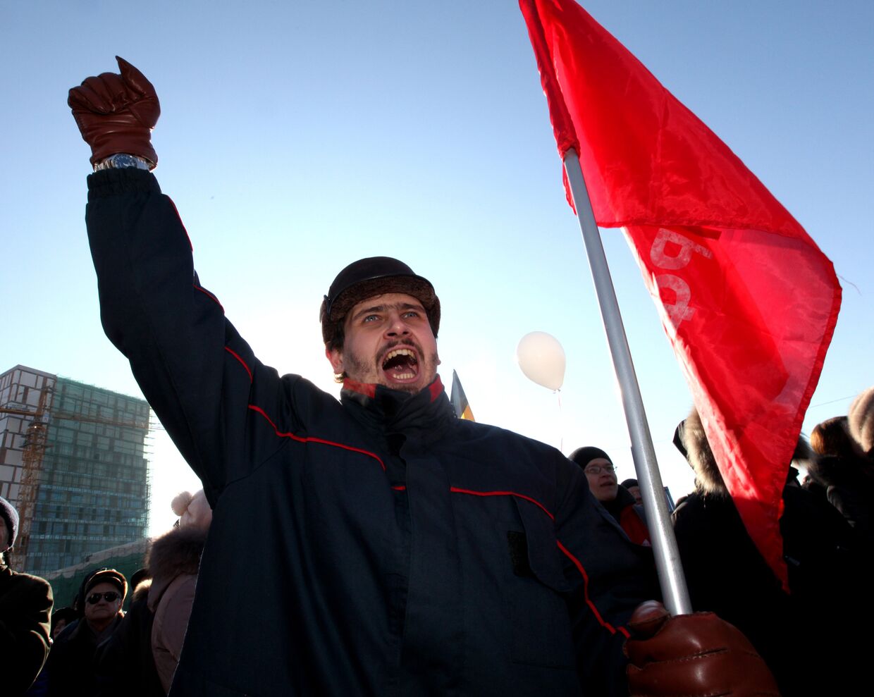 Участники акции протеста против фальсификации выборов в Госдуму РФ на Корабельной набережной Владивостока.