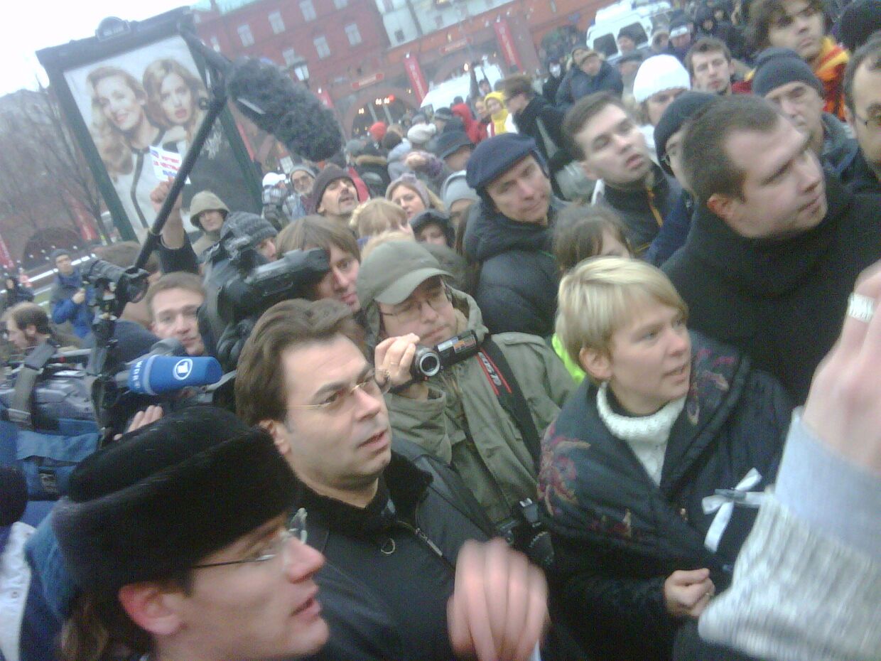 Евгения Чирикова (в центре) на Площади Революции