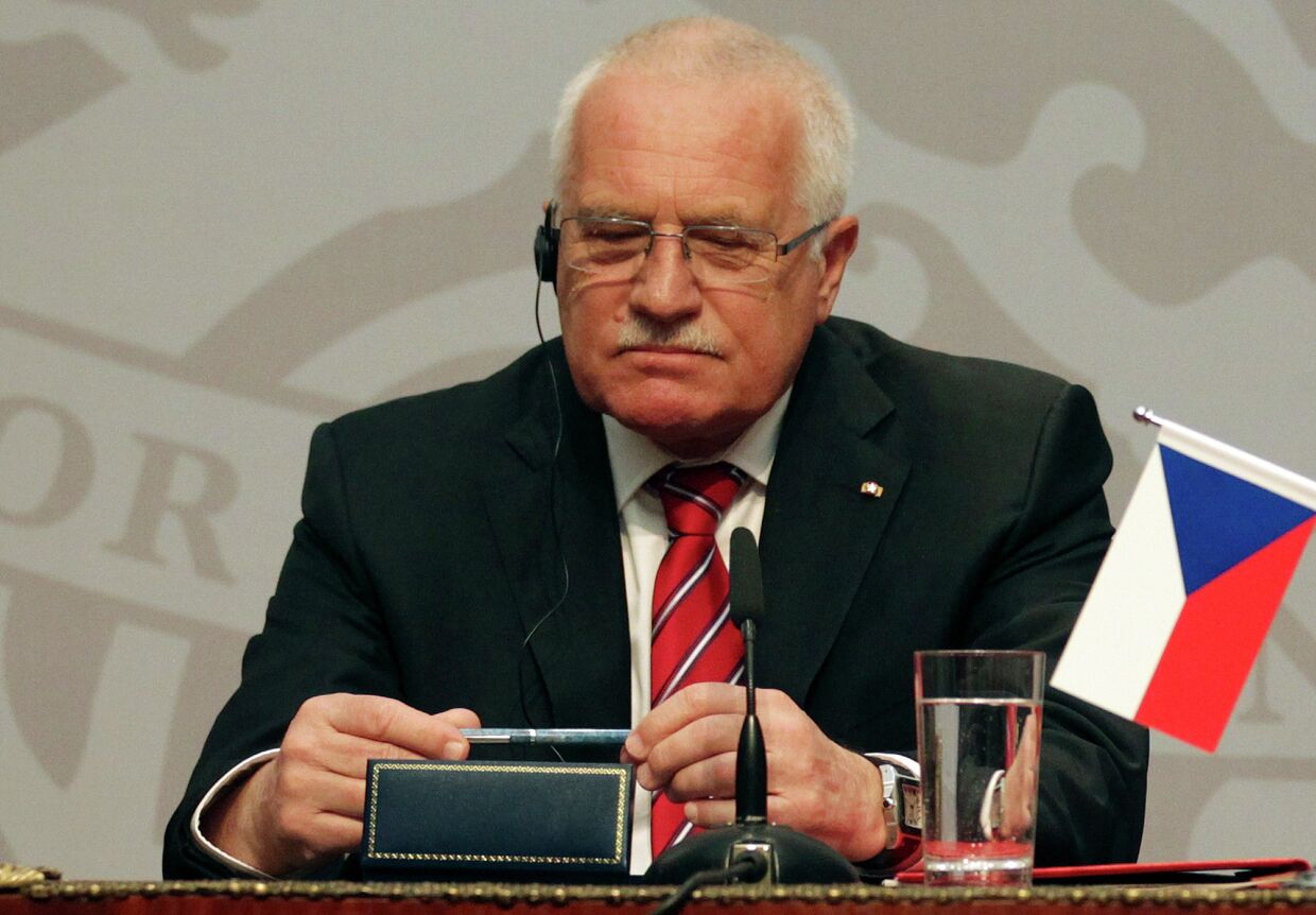 Президент Чехии ненавязчиво присвоил протокольную ручку