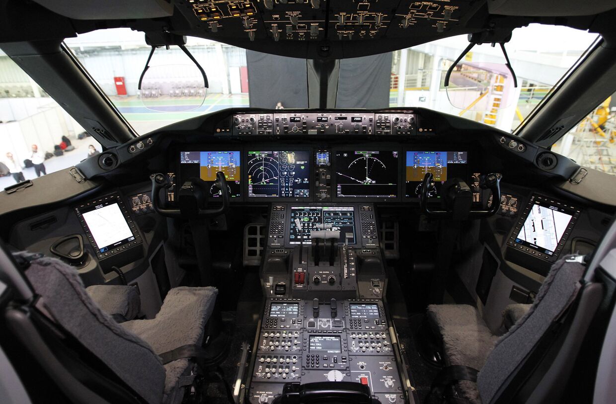 Кабина пилота в самолете Boeing-787 Dreamliner
