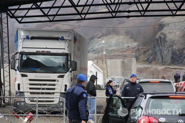 КПП Ярине с грузовиком МЧС, который полицейские ЕС не пропускают дальше в Косово