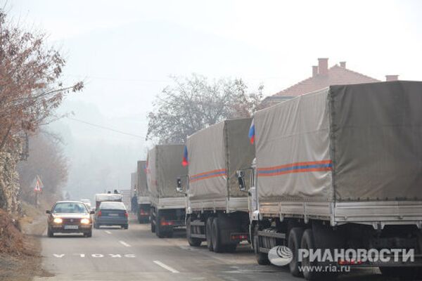 Основная часть колонны грузовиков гуманитарной помощи России, ожидающая проезда через КПП Ярине 