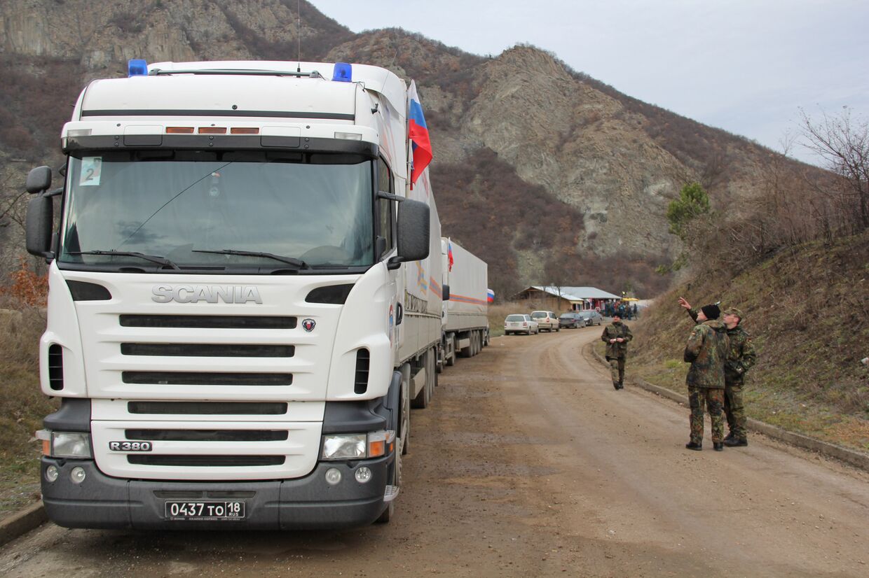 Российские грузовики стоят в ожидании пропуска в Косово