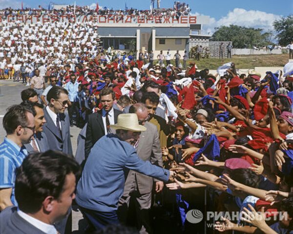 Леонид Ильич Брежнев приветствует кубинцев в аэропорту в Сантьяго
