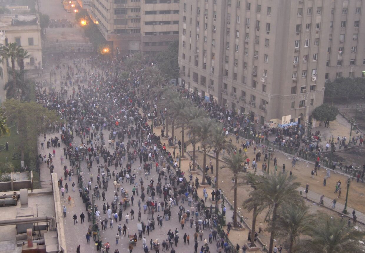 Демонстранты и полицейские продолжают противостояние в Каире