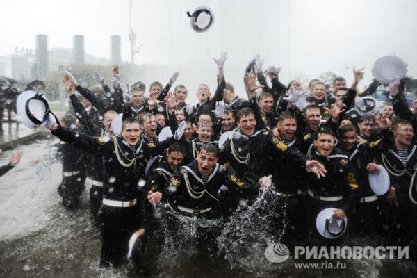 Церемония выпуска учащихся военных училищ в Санкт-Петербурге
