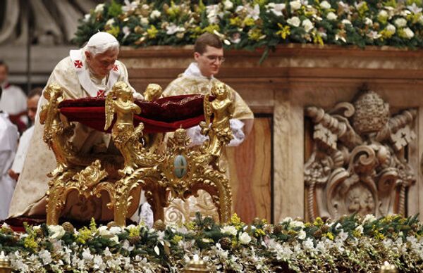 Папа Римский Бенедикт XVI проводит в Соборе Святого Петра в Ватикане торжественную мессу по случаю Рождества Христова