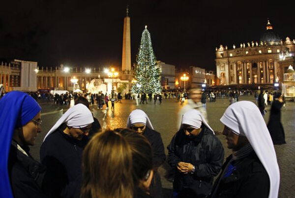 Монахини молятся перед началом рождественской мессы на площади Святого Петра в Ватикане