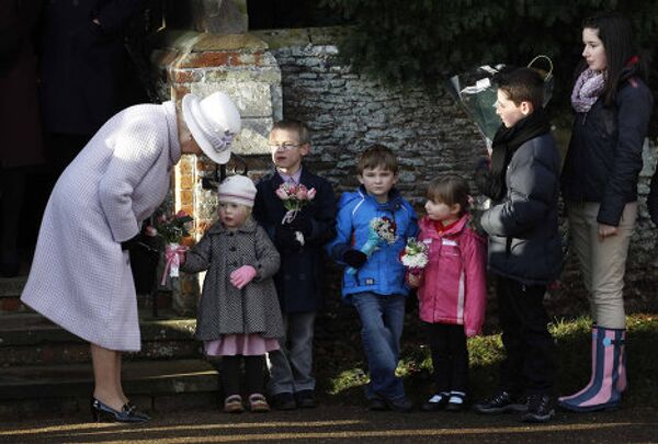 Королева Великобритании Елизавета II принимает цветы от детей у церкви Святой Марии Магдалины