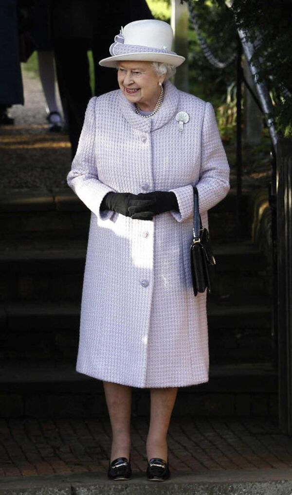 Королева Великобритании Елизавета II покидает рождественскую службу, прошедшую в церкви Святой Марии Магдалины