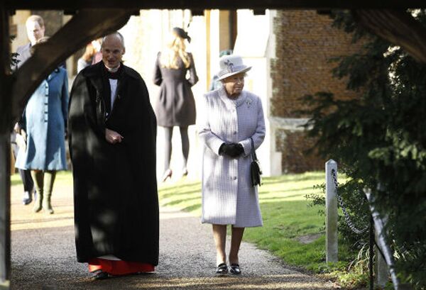 Королева Великобритании Елизавета II покидает рождественскую службу, прошедшую в церкви Святой Марии Магдалины