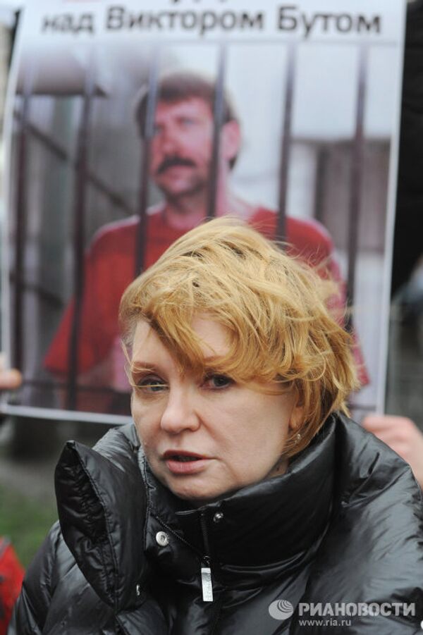 Супруга Виктора Бута участвует в пикетировании консульства США в Санкт-Петербурге