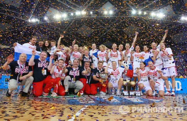 Игроки и члены тренерского штаба женской сборной России по баскетболу