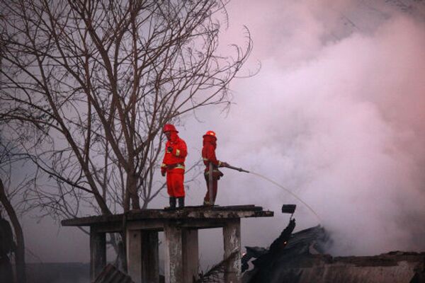 Спасательные работы на месте мощного взрыва на одном из государственных складов в крупнейшем городе Мьянмы