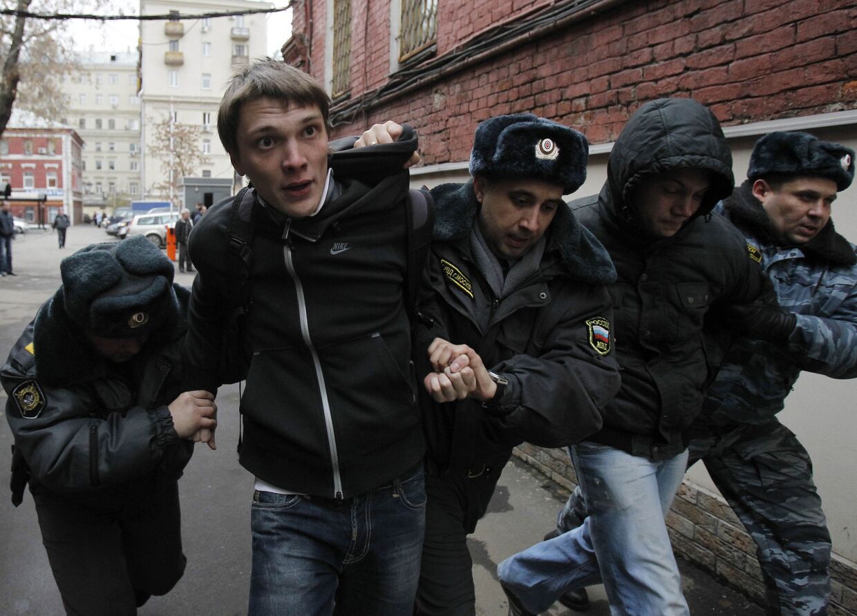 Полиция задержала активистов Другой России  во время акции протеста перед зданием суда в Москве 28 октября 2011