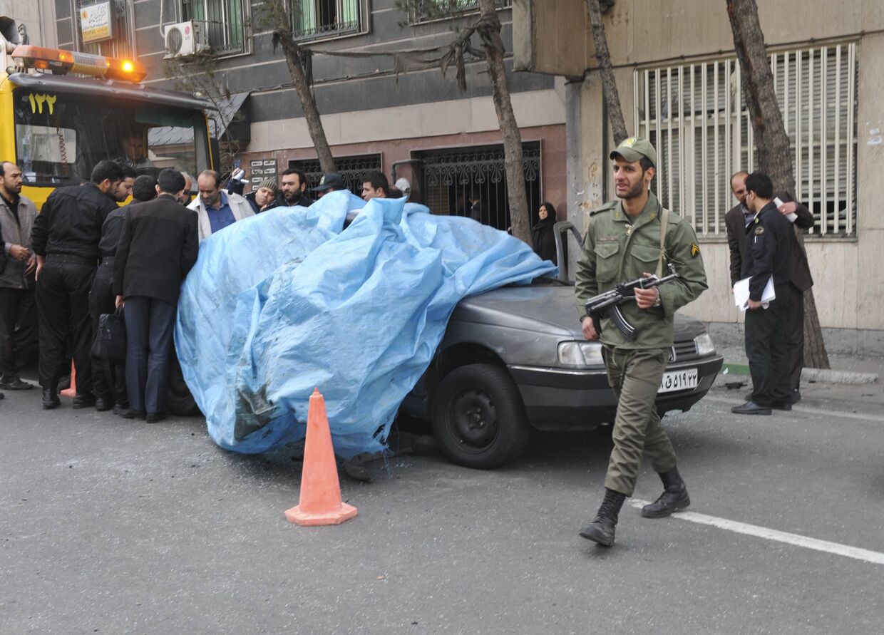 Последствия взрыва заминированного автомобиля преподавателя Политехнического университета Мустафа Ахмади Рошан в Тегеране 