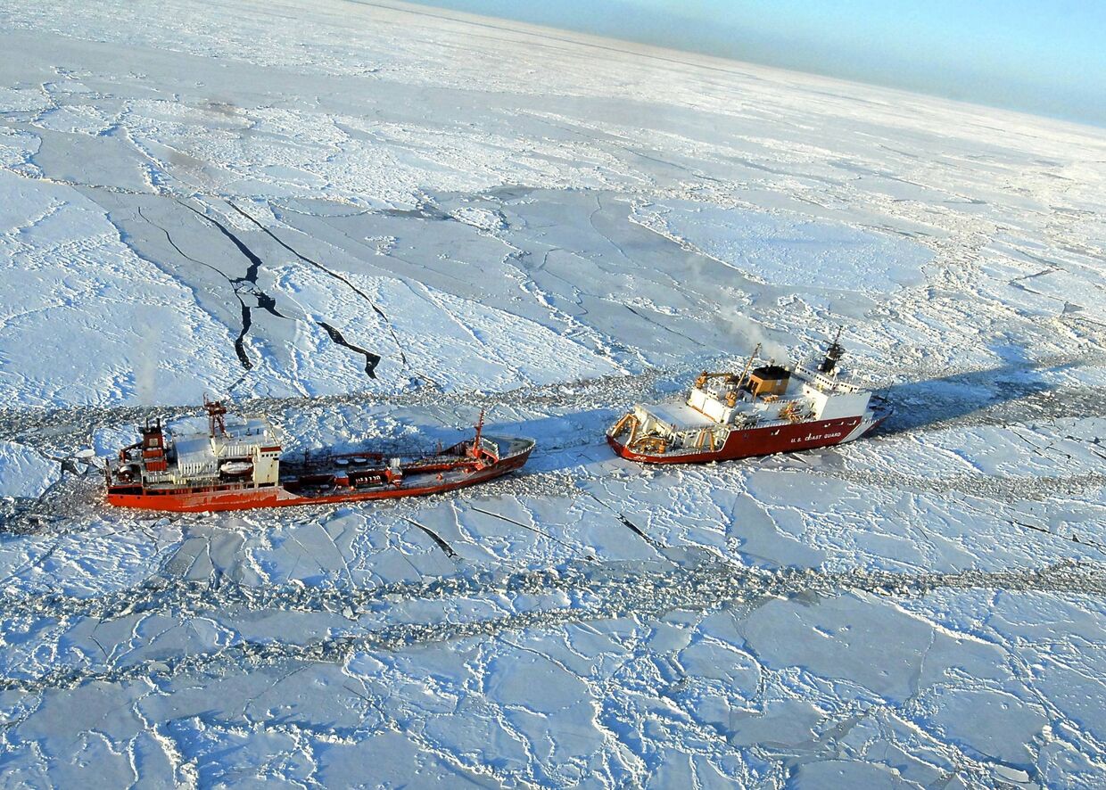 Направленный на помощь российскому судну Ренда американский ледокол береговой охраны пробивает коридор во льдах