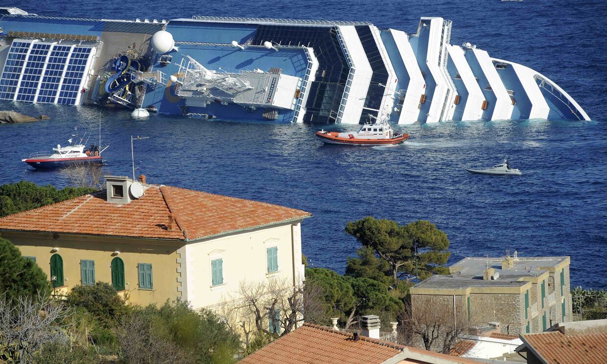Затонувший у берегов Италии лайнер Costa Concordia
