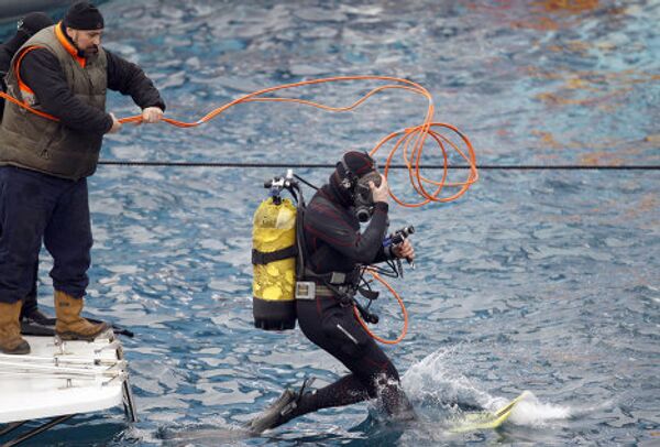 Спасательные работы на затонувшем у берегов Италии лайнере Costa Concordia