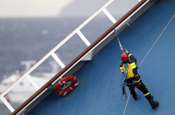 Спасательные работы на затонувшем у берегов Италии лайнере Costa Concordia