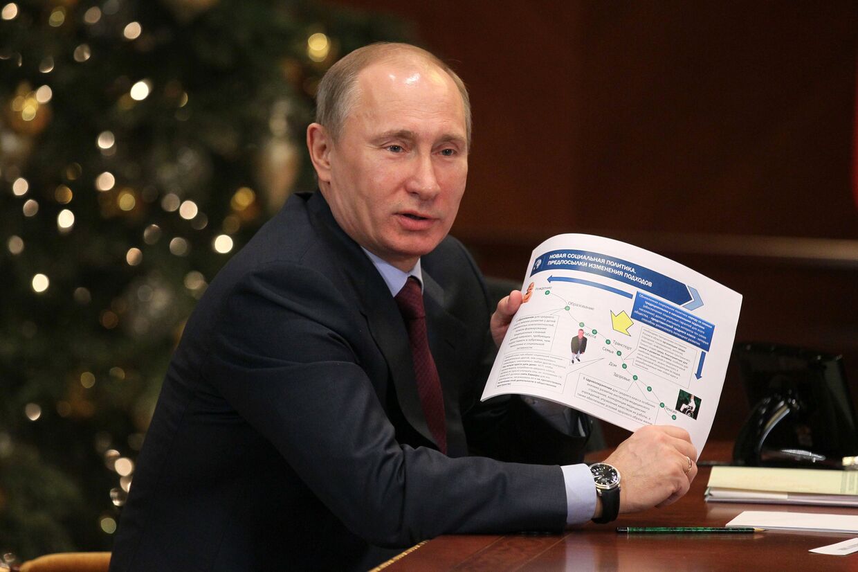 Премьер-министр РФ В.Путин на совещании по экономическим вопросам в Горках