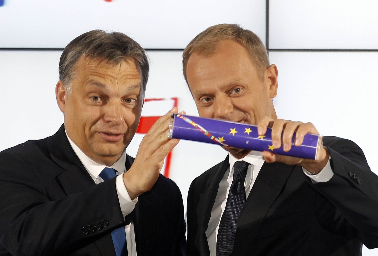 Премьер-министр Венгрии Виктор Орбан  передает флаг ЕС польскому коллеге Дональду Туску, Варшава