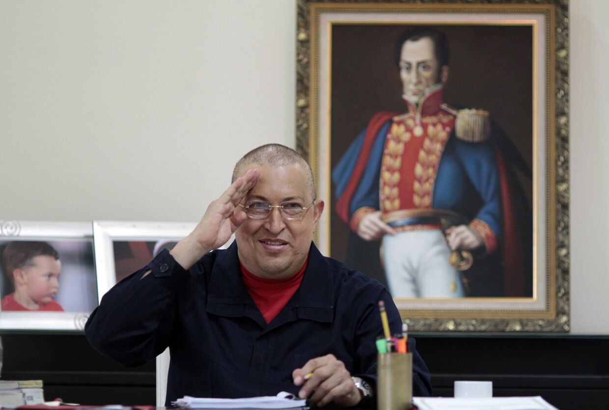 Президент Венесуэлы Уго Чавес в своем офисе во дворце Мирафлорес в Каракасе. 5 августа 2011 года
