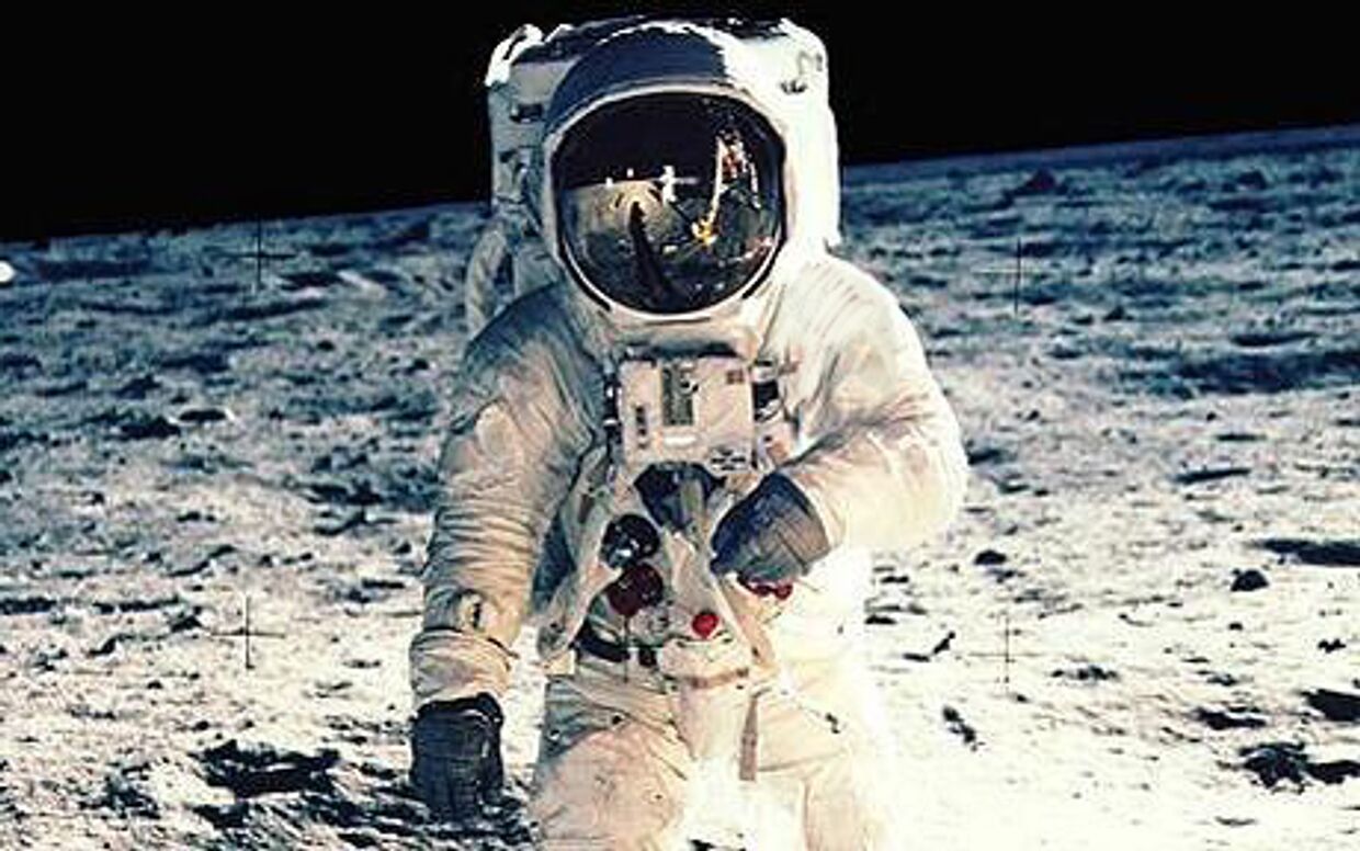 Космонавт на Луне