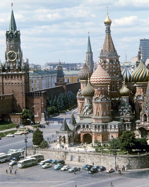 Вид на храм Василия Блаженного (Покровский собор) и Спасскую башню Московского Кремля