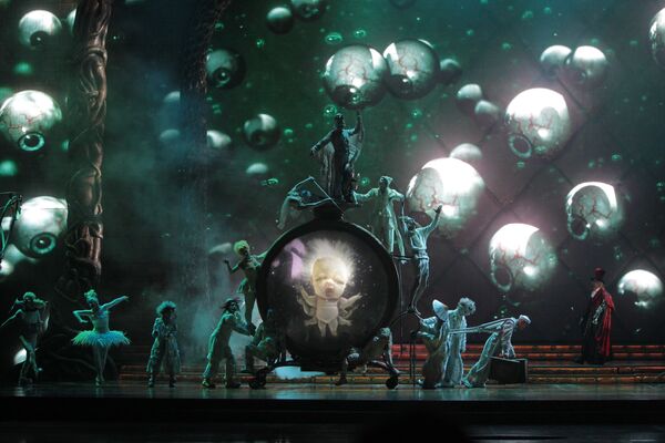Фрагмент шоу Zarkana канадского Cirque du Soleil на сцене Кремлевского дворца.