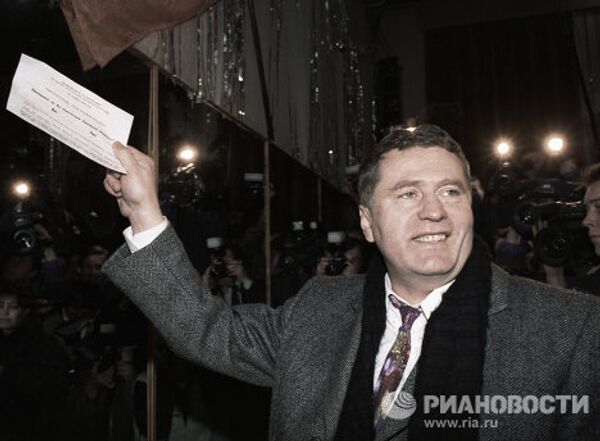 Владимир Жириновский голосует на выборах