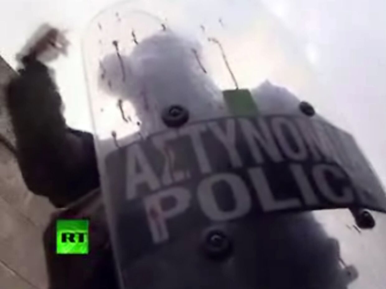 Греческая полиция стреляет по протестующим