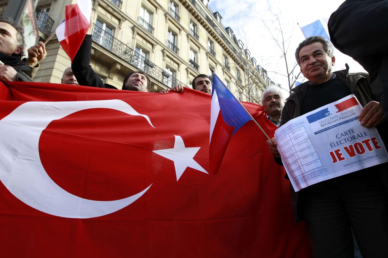 Флаг Турции у здания французского Сената в Париже
