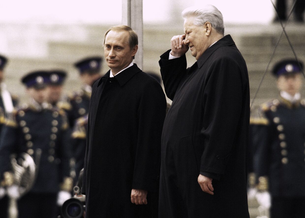 Президент РФ Владимир Путин (слева) и первый Президент РФ Борис Ельцин (справа)