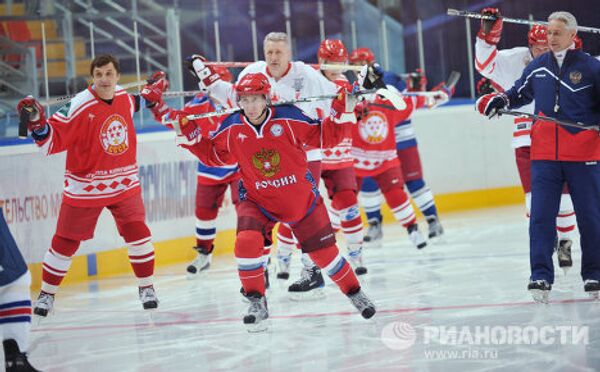 Премьер-министр РФ В.Путин на совместной тренировке с хоккеистами клуба Легенды хоккея СССР