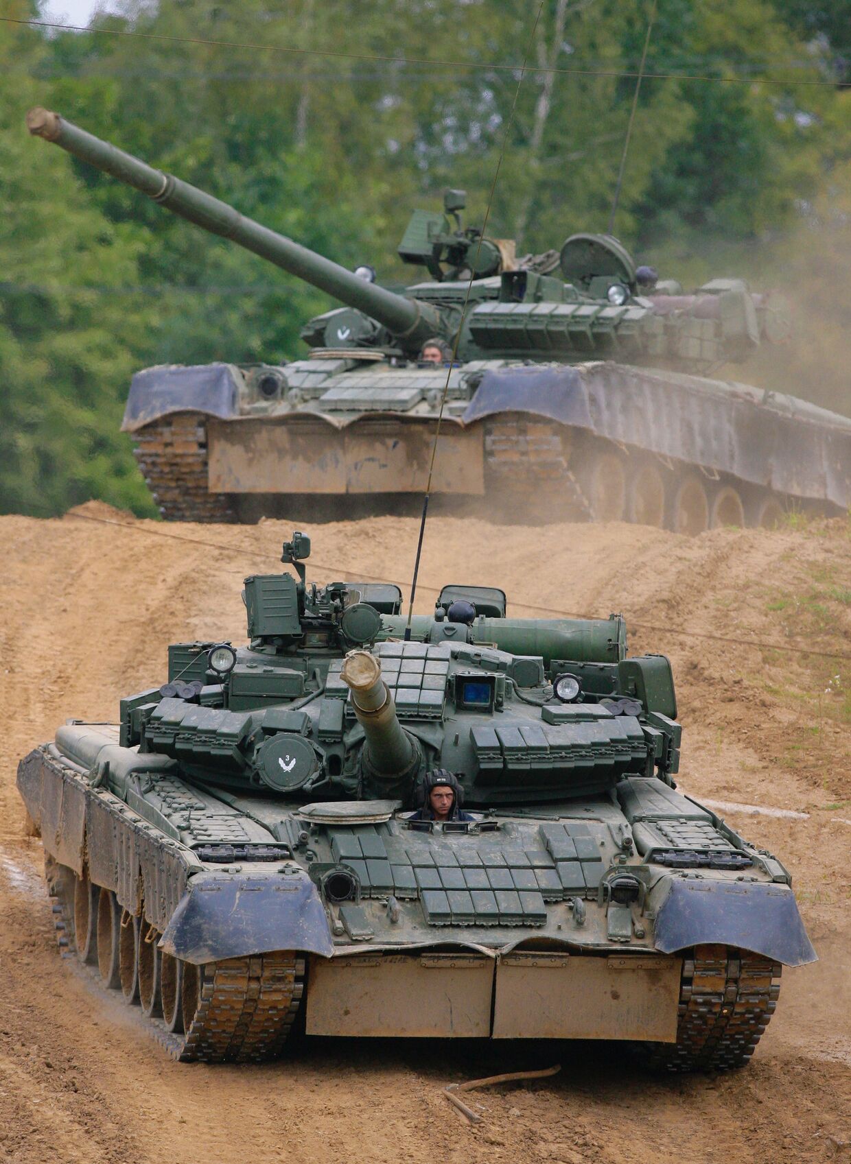 Танк Т-80 на марше