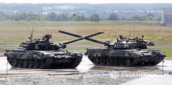 Танк Т-90 на территории полигона в Раменском