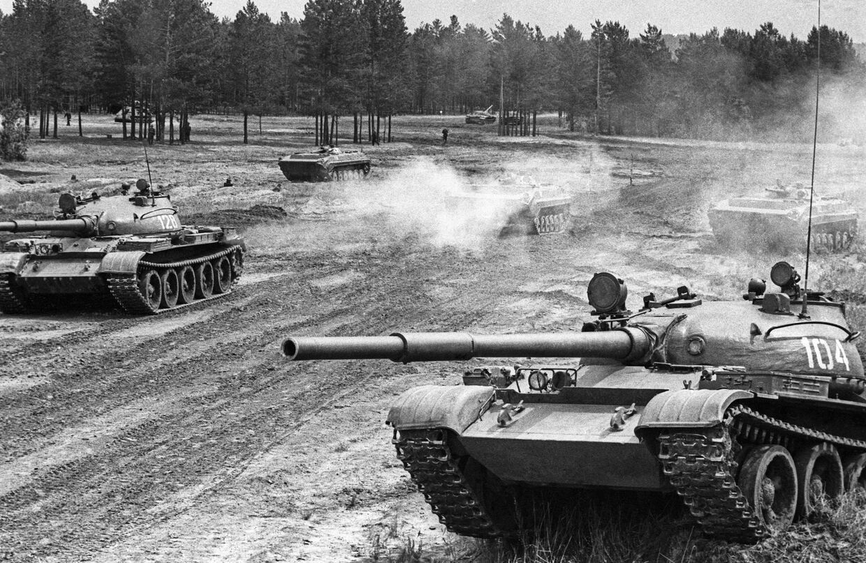 Советские танки Т-62 на учениях
