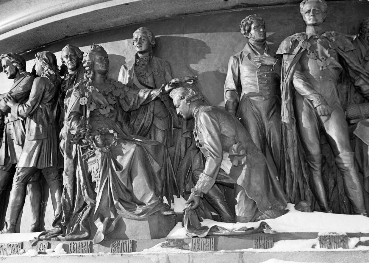 Фрагмент цоколя памятника 1000-летию Руси в Новгороде