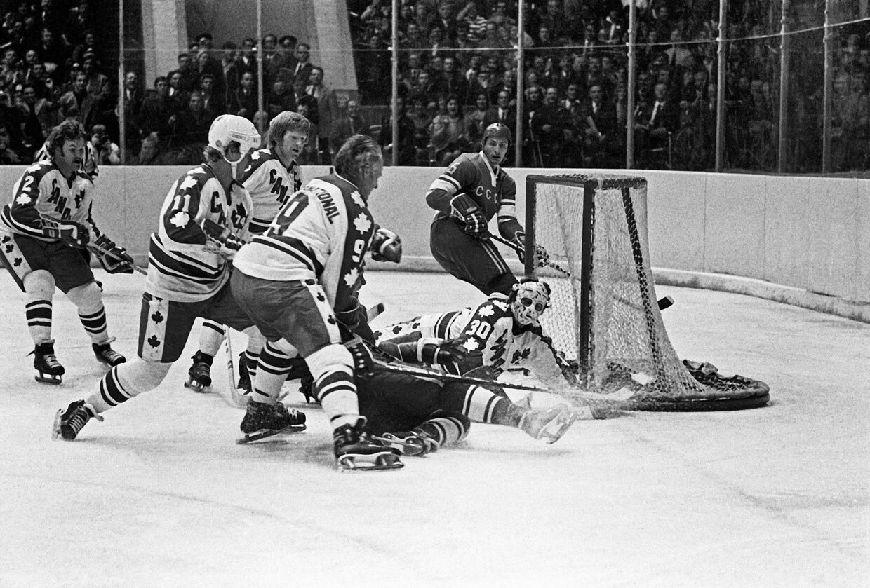 Сборные хоккейные команды СССР и Канады во время игры в Москве