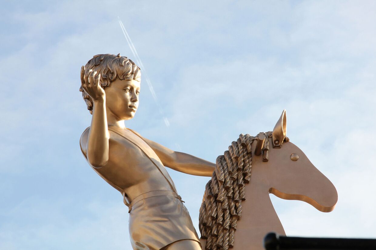 Открытие новой временной скульптуры на четвертом постаменте Трафальгарской площади в Лондоне