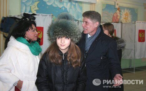 Губернатор Олег Кожемяко пришел на избирательный участок вместе с дочерью и Надеждой Бабкиной в числе первых