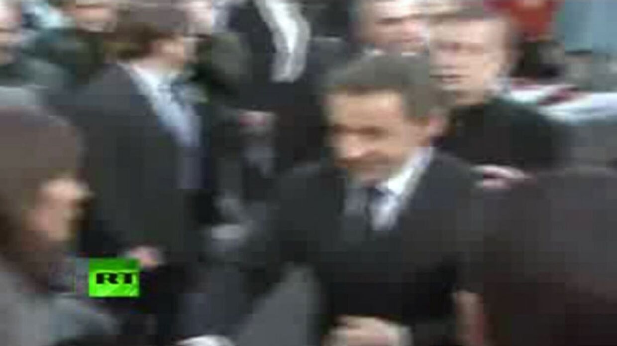 Протестующие атакуют Саркози