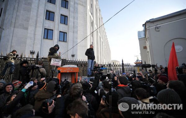 Сергей Удальцов со своими сторонниками после митинга на Новом Арбате направился в сторону кинотеатра Художественный